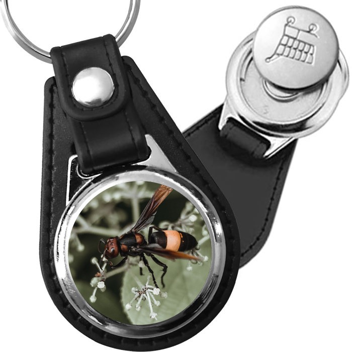 Porte-clé cuir avec médaillon insecte Frelon