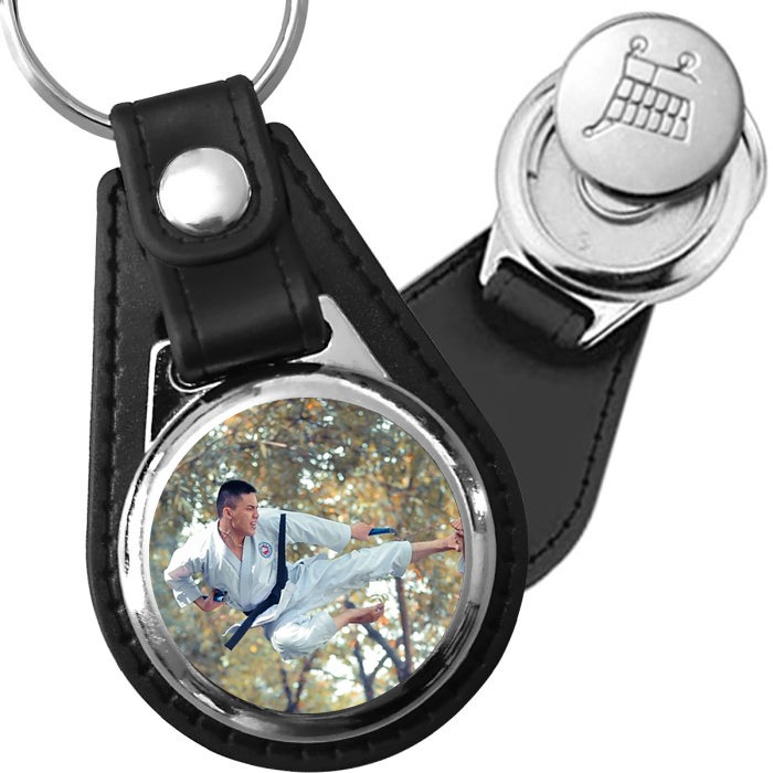 Porte-clé cuir avec médaillon sport Karaté