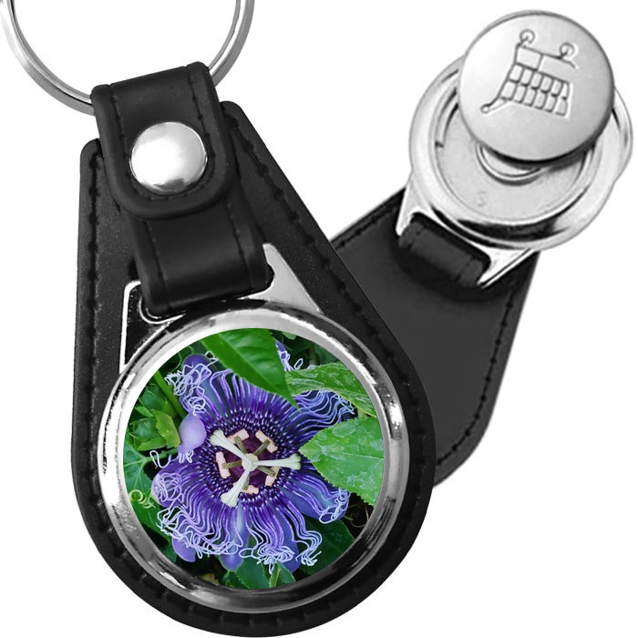 Porte-clé cuir avec médaillon fleur Passiflore